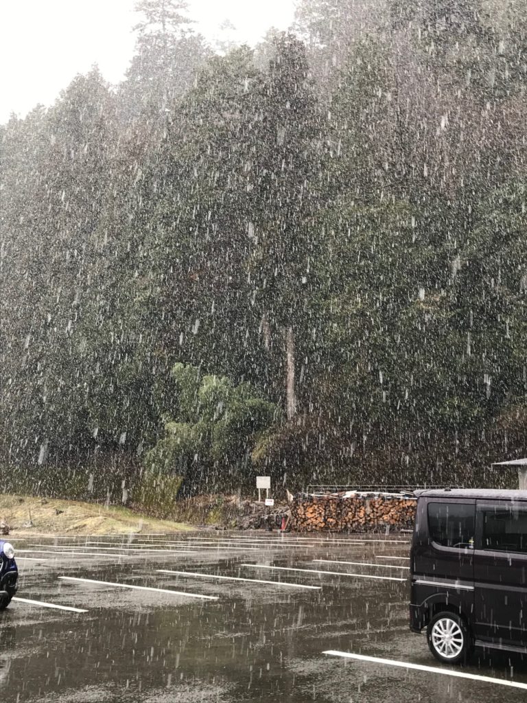 山と雪