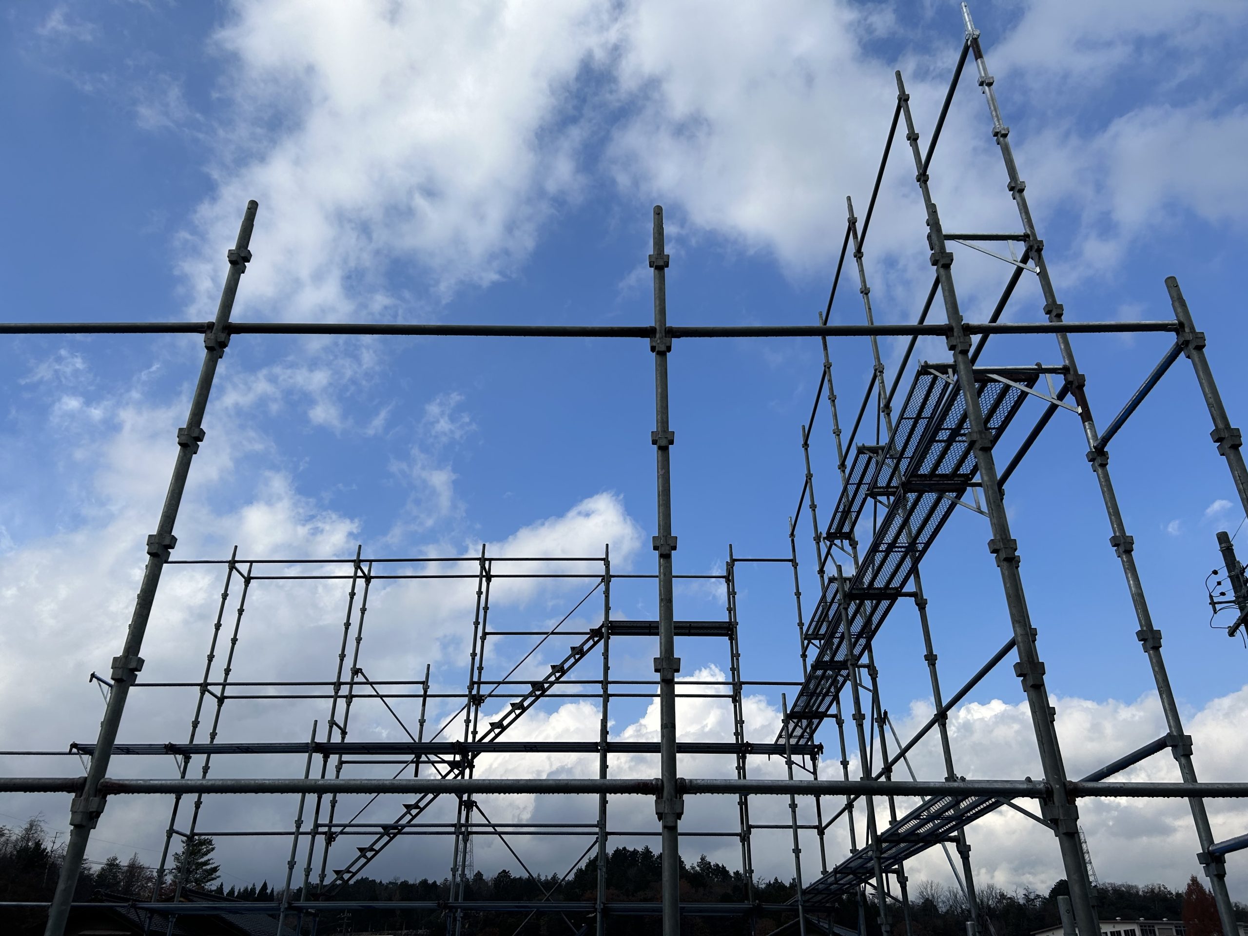 明日は、中津川市内にて建方です。