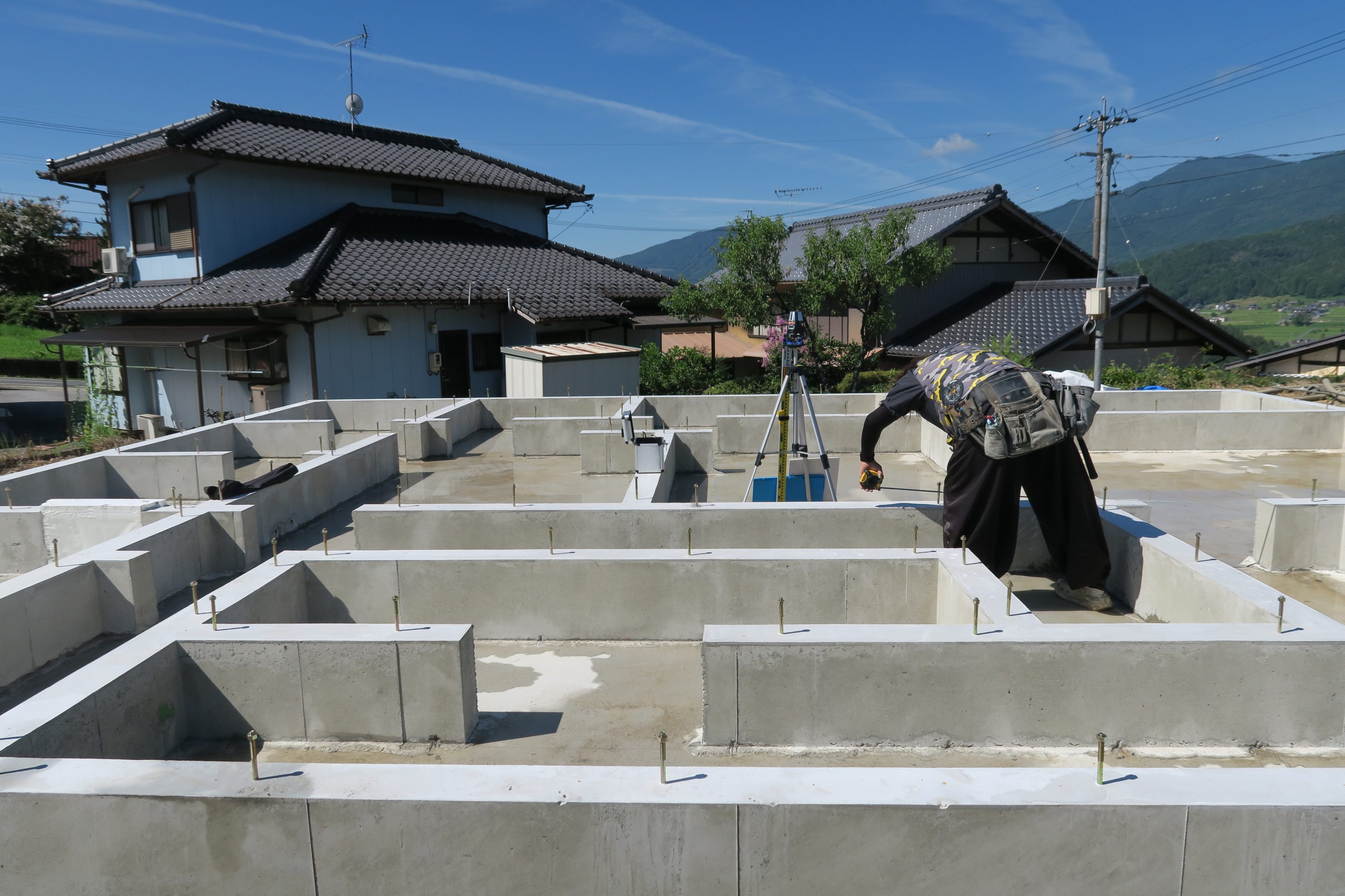基礎完了の確認と 土台敷の準備