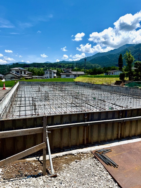 平屋を建て替えています。