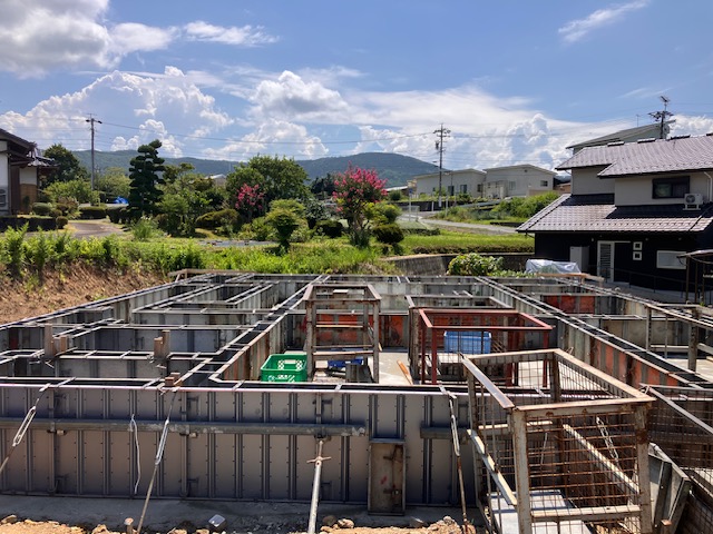 基礎の立ち上がり型枠を設置しました｜夏の現場管理で気をつけていること