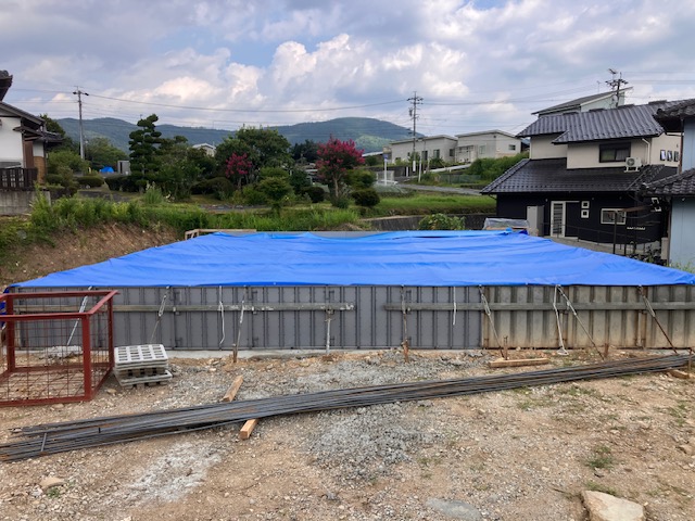 夏の基礎コンクリート打設後、ブルーシート養生でひび割れ防止